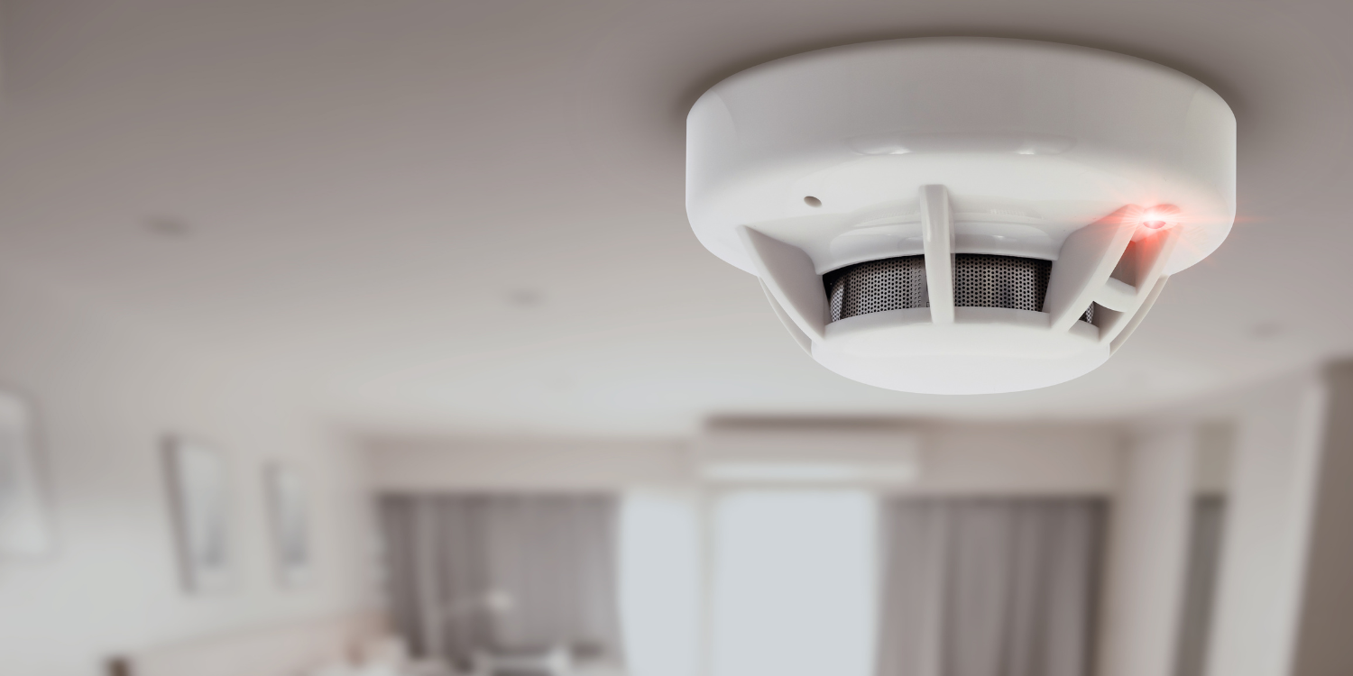 White smoke detector installed on ceiling by Anchor Electric, a professional electrician company in Sarasota.
